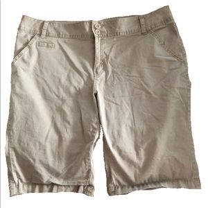 Women’s Lane Bryant Khaki shorts 16/18